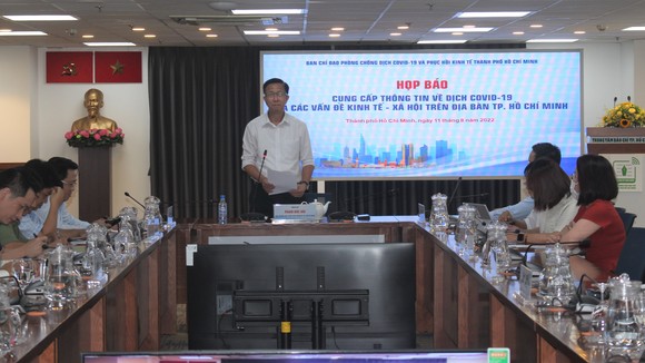 Đồng chí Phạm Đức Hải thông tin tại buổi họp báo