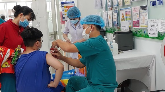 Nhân viên y tế tiêm vaccine Covid-19 cho trẻ