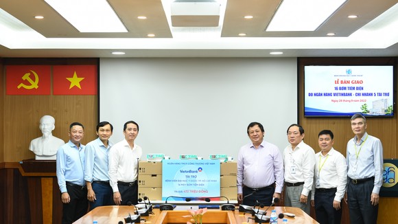 Đại diện Ngân hàng TMCP Công thương Việt Nam (Vietinbank) trao tăng máy bơm điện cho Bệnh viện Đại học Y dược