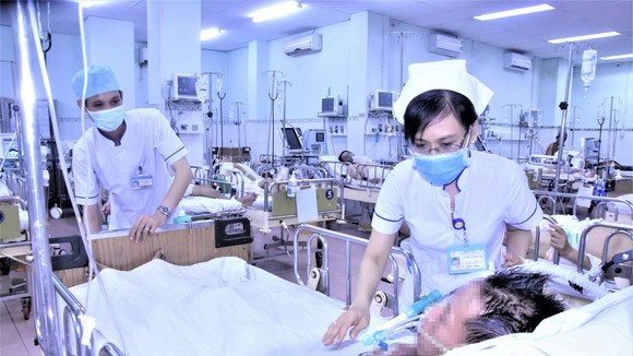 Điều dưỡng Bệnh viện Phạm Ngọc Thạch đang chăm sóc cho bệnh nhân