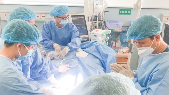 Các bác sĩ đang tiến hành phẫu thuật cho bệnh nhân