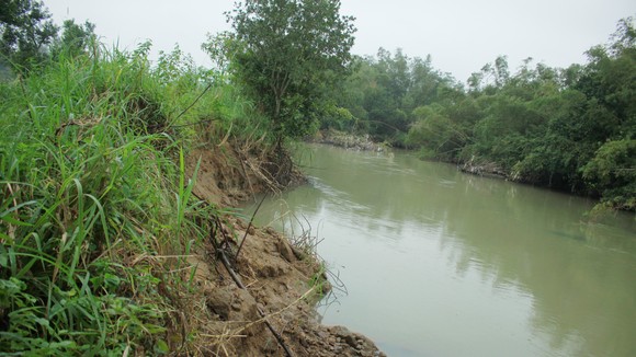 Khúc sông cong thôn Sa Bình làm giảm khả năng thoát lũ. Ảnh: NGUYỄN TRANG