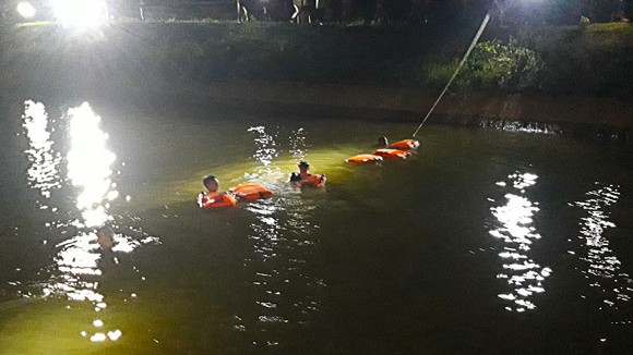 Hai anh em trượt chân xuống kênh mất tích ở Quảng Ngãi: Đã tìm thấy em trai