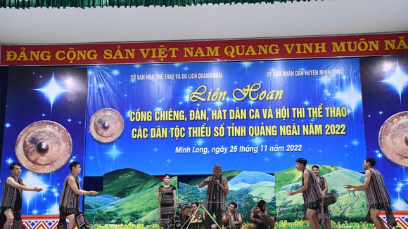 Các nghệ nhân hòa nhịp tại Liên hoan cồng chiêng, đàn hát dân ca tỉnh Quảng Ngãi