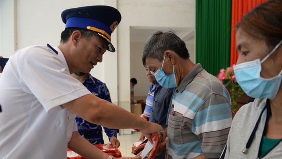 Vùng Cảnh sát biển 3 trao quà cho ngư dân huyện Long Điền có hoàn cảnh khó khăn
