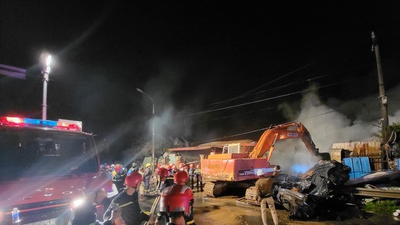 Cho đến 23 giờ ngày 3-12, đám cháy cơ bản được dập tắt, giao thông trên QL14B đoạn qua hiện trường vụ cháy được lưu thông 1 chiều.