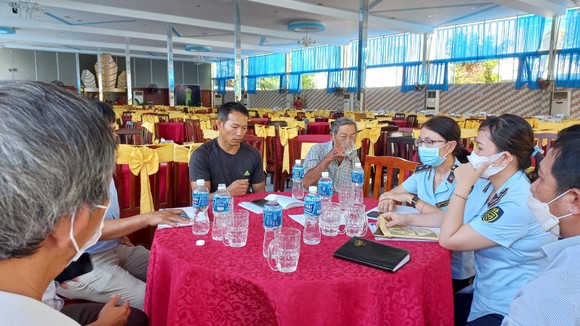 Cục quản lý thị trường tỉnh Bình Thuận và các đơn vị liên quan làm việc với nhà hàng Hùng Vương.