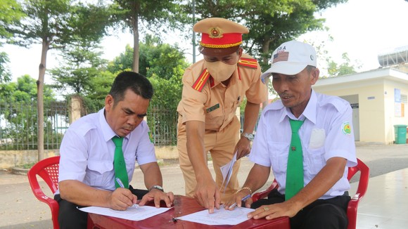 Các tài xế xe taxi đồng loạt hưởng ứng công tác tuyên truyền về tác hại rượu, bia khi tham gia giao thông.