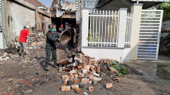 Công tác cứu hộ, tìm kiếm người mắc kẹt trong căn nhà bị cháy tiếp tục được ngành chức năng triển khai trong sáng 14-8.