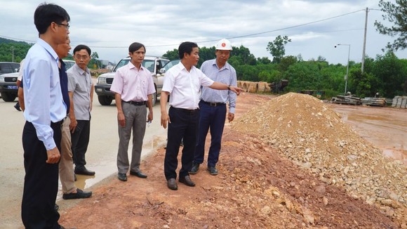 Ông Nguyễn Văn Phương, Chủ tịch UBND tỉnh Thừa Thiên - Huế kiểm tra, đốc thúc các dự án trọng điểm đẩy nhanh tiến độ