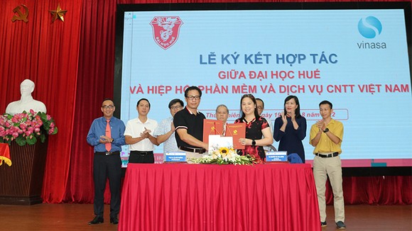 Biên bản ghi nhớ hợp tác thúc đẩy kết nối hợp tác đổi mới sáng tạo giữa Đại học Huế với VINASA 