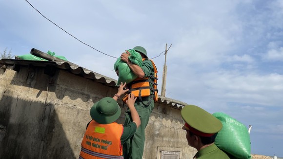 Biên phòng Thừa Thiên - Huế bắn pháo hiệu kêu gọi tàu thuyền còn hoạt động trên biển khẩn cấp vào bờ tránh bão Noru