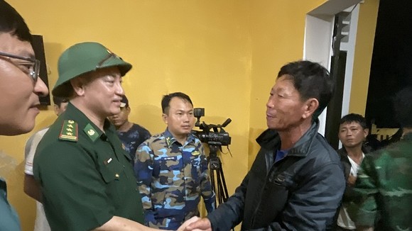 Thượng tá Hoàng Minh Hùng, Phó Chỉ huy trưởng, Tham mưu trưởng Bộ đội Biên phòng Thừa Thiên - Huế thăm sức khỏe, động viên ngư dân Mai Văn Thuần.