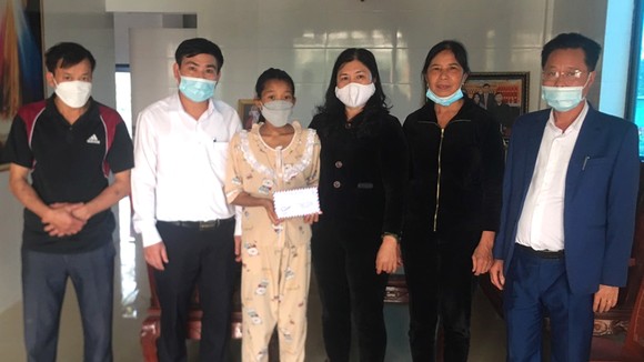Trao 15 triệu đồng cho gia đình anh Lê Văn Tuấn (ngụ ở tổ dân phố 2, phường Đại Nài, TP Hà Tĩnh)