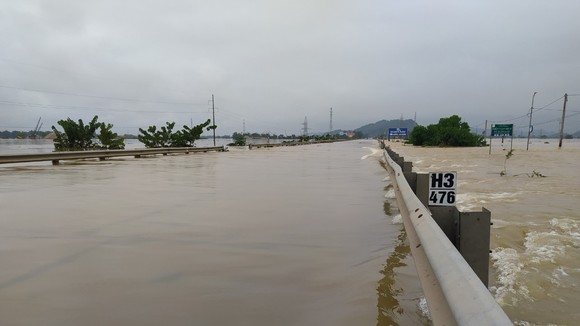 Quốc lộ 1 ở xã Xuân Lam (huyện Nghi Xuân, tỉnh Hà Tĩnh) bị ngập sâu