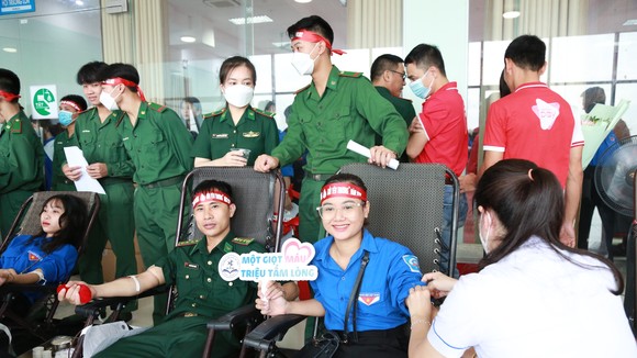 Cán bộ, chiến sĩ Bộ đội Biên phòng tỉnh Hà Tĩnh tham gia hiến máu