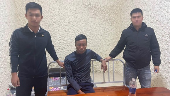 Lực lượng chức năng bắt giữ nghi phạm Trần Quốc Bảo. Ảnh: Công an Hà Tĩnh cung cấp