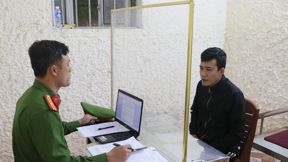 Cơ quan công an lấy lời khai Mai Chí Phương. Ảnh: Công an Hà Tĩnh cung cấp