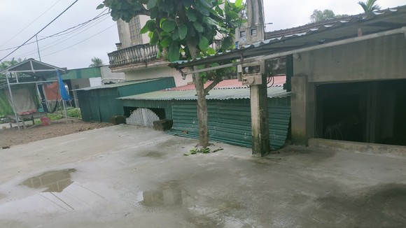 Một số nhà dân ở xã Phú Lộc thấp hơn so với mặt đường nên bị ảnh hưởng đến cuộc sống