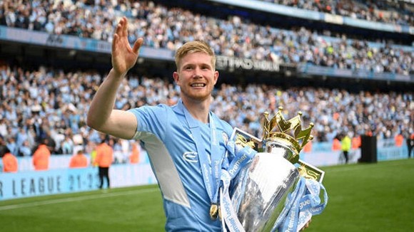 Kevin De Bruyne đã lần thứ 4 nâng cao danh hiệu Premier League. Ảnh: Getty Images