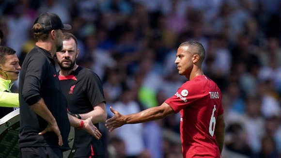 HLV Jurgen Klopp thất vọng khi tiền vệ Thiago phải ngồi ngoài 6 tuần. Ảnh: Getty Images