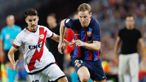 Tiền vệ Frenkie de Jong chơi đầy nỗ lực trong 30 phút cuối.