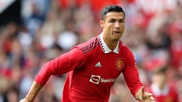 Cristiano Ronaldo bị cảnh cáo sau sự cố đập điện thoại của một CĐV nhí. Ảnh: Getty Images