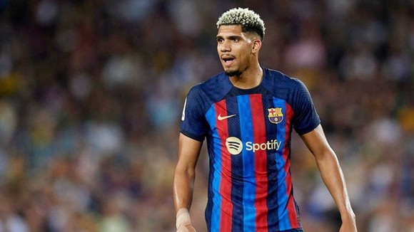 Ronald Araujo là thủ lĩnh mới của hàng thủ Barcelona.