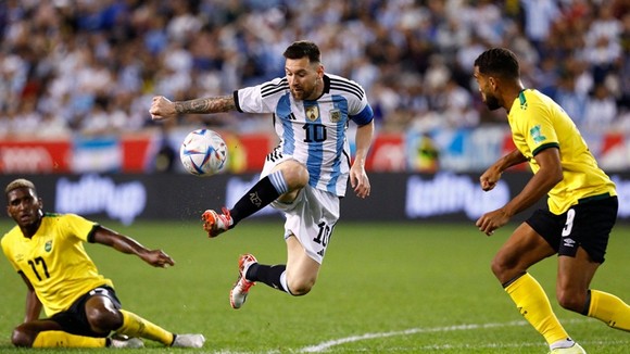 Bước vừa sang tuổi 35, Lionel Messi vẫn đang thăng hoa phong độ.