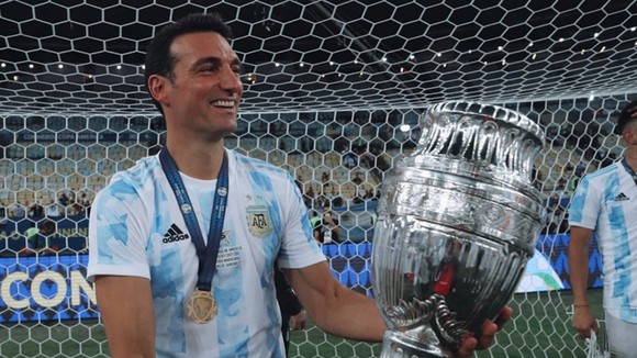 HLV Lionel Scaloni tận hưởng hạnh phúc thắng Copa America 2021.