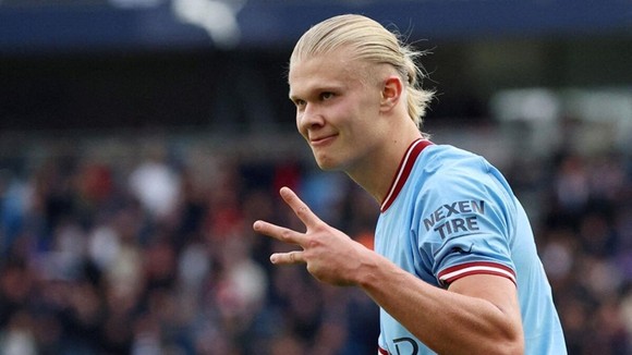Erling Haaland là cầu thủ đầu tiên ghi hat-trick trong 3 trận sân nhà liên tiếp, và đạt 3 hat-trick nhanh nhất.