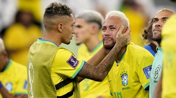Neymar khóc nức nở sau thất bại cay đắng trước Croatia.