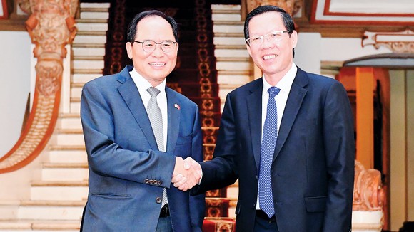 Chủ tịch UBND TPHCM Phan Văn Mãi  tiếp Đại sứ Hàn Quốc tại Việt Nam Park Noh-wan. Ảnh: VIỆT DŨNG