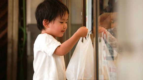 Một cảnh trong series Old Enough đang được chiếu trên nền tảng Netflix. Ảnh: GETTY IMAGES