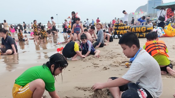 Du khách cần thận trọng khi đặt tour, tuyến (Trong ảnh: Trẻ em vui chơi tại biển Vũng Tàu trong dịp hè). Ảnh: NÔNG NGÂN