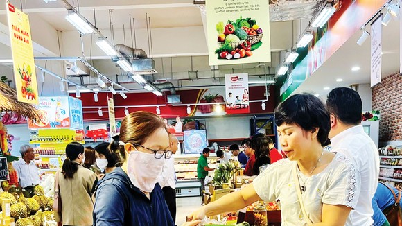 Khách chọn mua bơ Tây Nguyên tại siêu thị WinMart Cộng Hòa, quận Tân Bình, TPHCM
