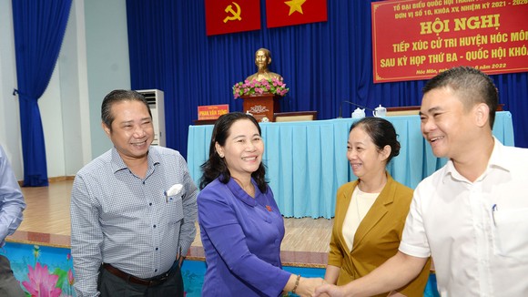 Chủ tịch HĐND TPHCM Nguyễn  Thị Lệ trao đổi với các đại biểu  tại buổi tiếp xúc cử tri huyện  Hóc Môn ngày 22-6. Ảnh:  CAO THĂNG