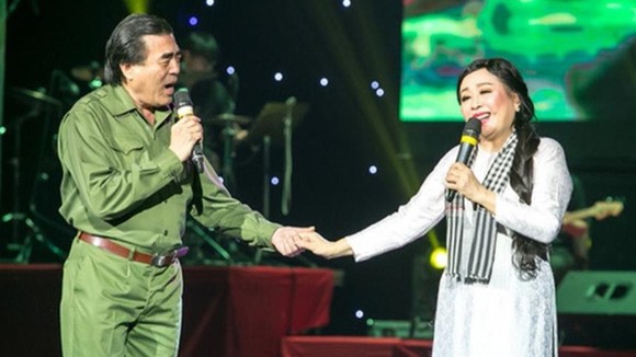 NSND Trung Đức và NSND Thu Hiền được nhiều khán giả yêu mến với bài hát Trường Sơn Đông, Trường Sơn Tây. Ảnh: T.L