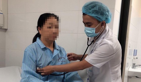 Một bệnh nhân bị sốt mò đang được bác sĩ thăm khám