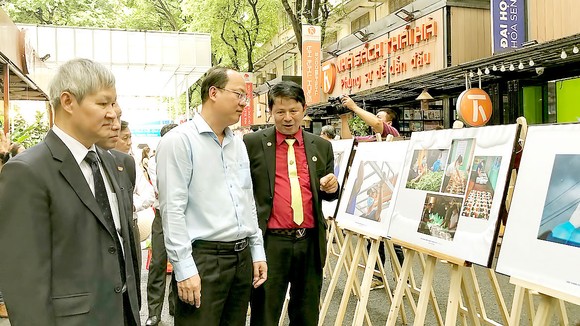 Phó Bí thư Thành ủy TPHCM Nguyễn Hồ Hải  cùng các đại biểu tham quan triển lãm. Ảnh: KIM LOAN