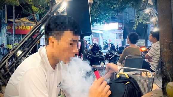 Nhiều bạn trẻ bị thuốc lá điện tử mê hoặc. Ảnh: BÙI TUẤN