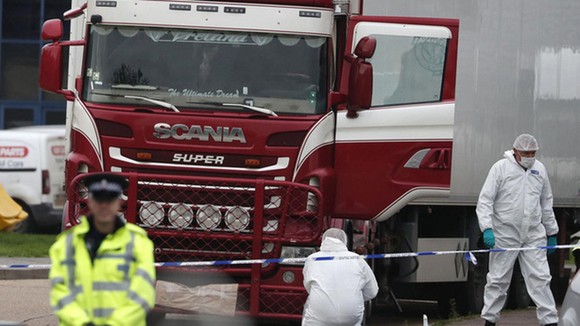 Xe tải chở container chứa 39 thi thể người Việt được phát hiện tại hạt Essex, Anh hôm 23-10-2019. Ảnh: AP
