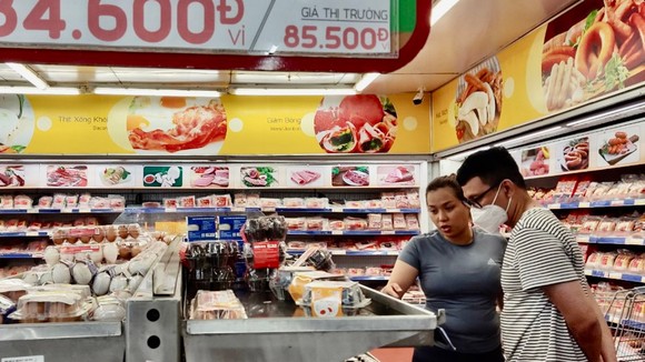 Người dân chọn mua thực phẩm tại một siêu thị ở TPHCM