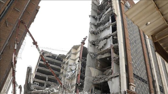 Hiện trường vụ sậptòa nhà 10 tầng tại thành phố Abadan, Iran