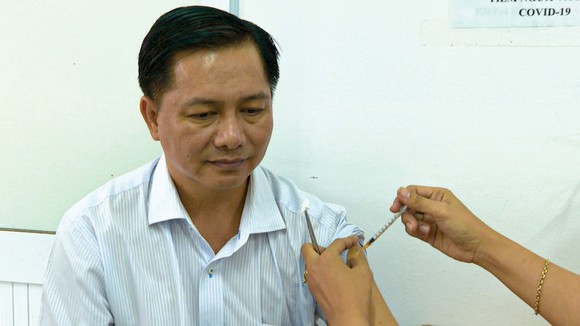 Ông Trần Văn Lâu, Chủ tịch UBND tỉnh Sóc Trăng,  tiêm vaccine Covid-19 mũi nhắc lại