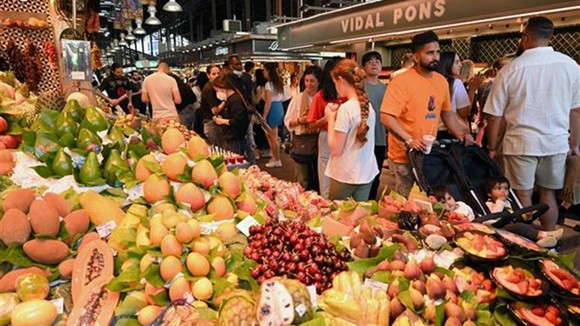 Người dân mua sắm tại khu chợ ở Barcelona, Tây Ban Nha
