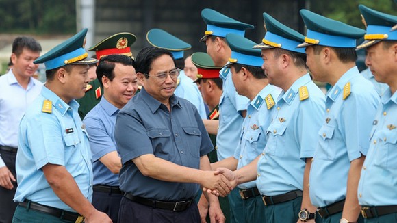 Thủ tướng Phạm Minh Chính tới thăm, động viên cán bộ, chiến sĩ Trung đoàn không quân 921. Ảnh: VGP
