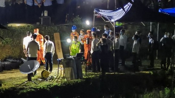 Các nhân viên cứu hộ tham gia một cuộc họp báo tại hiện trường vụ rơi máy bay vào ngày 21 tháng 3. File Photo by Stringer / EPA-EFE