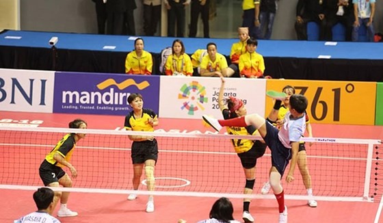 Đội Việt Nam (áo vàng) đoạt HCB nội dung đồng đội nữ môn cầu mây. Ảnh: DŨNG PHƯƠNG