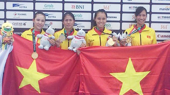 Ngày 23-8, 4 tay chèo Tạ Thanh Huyền, Lương Thị Thảo, Hồ Thị Ly, Phạm Thị Thảo giành tấm HCV đầu tiên cho Đoàn thể thao Việt Nam tại Asiad 2018. Ảnh: NHẬT ANH